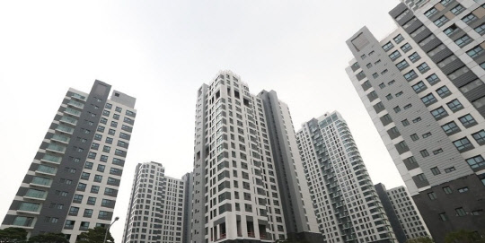 민간택지 분양가상한제가 강남 신축 아파트 프리미엄을 더 띄우면서 신축 아파트값이 고공행진하고 있다. 아크로리버파크 전용 59㎡는 1년6개월 만에 실거래가가 4억원 가까이 급등했다.   사진은 아크로리버파크 전경.  연합뉴스